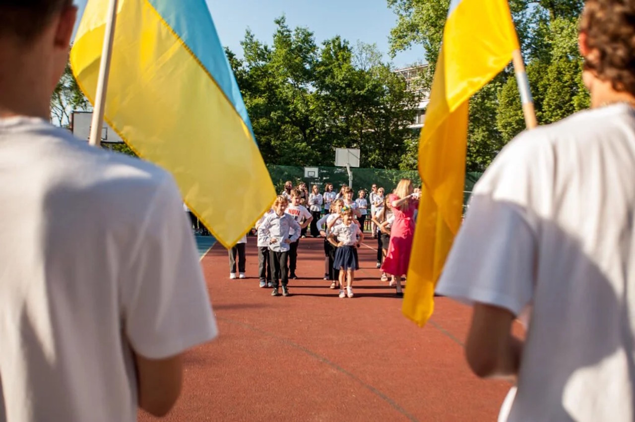 Останній дзвоник у «Першій українській школі» в польському Кракові — одній зі шкіл, де запровадили онлайн-терапію для учнів. Фундація «Незламна Україна»: