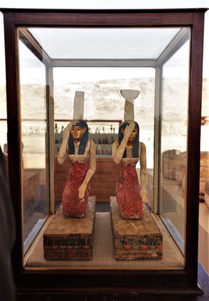 Статуетки Ісіди та Нефтиди у позі горювання. Ministry of Antiquities - Egypt