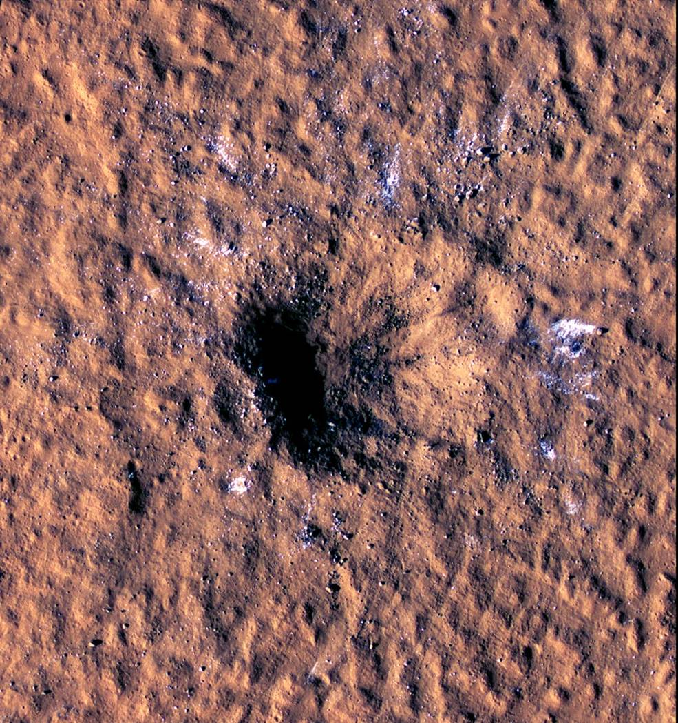 Кратер, що утворився 24 грудня 2021. Знімок отримали на камеру HiRISE орбітальної станції MRO. NASA / JPL-Caltech / University of Arizona
