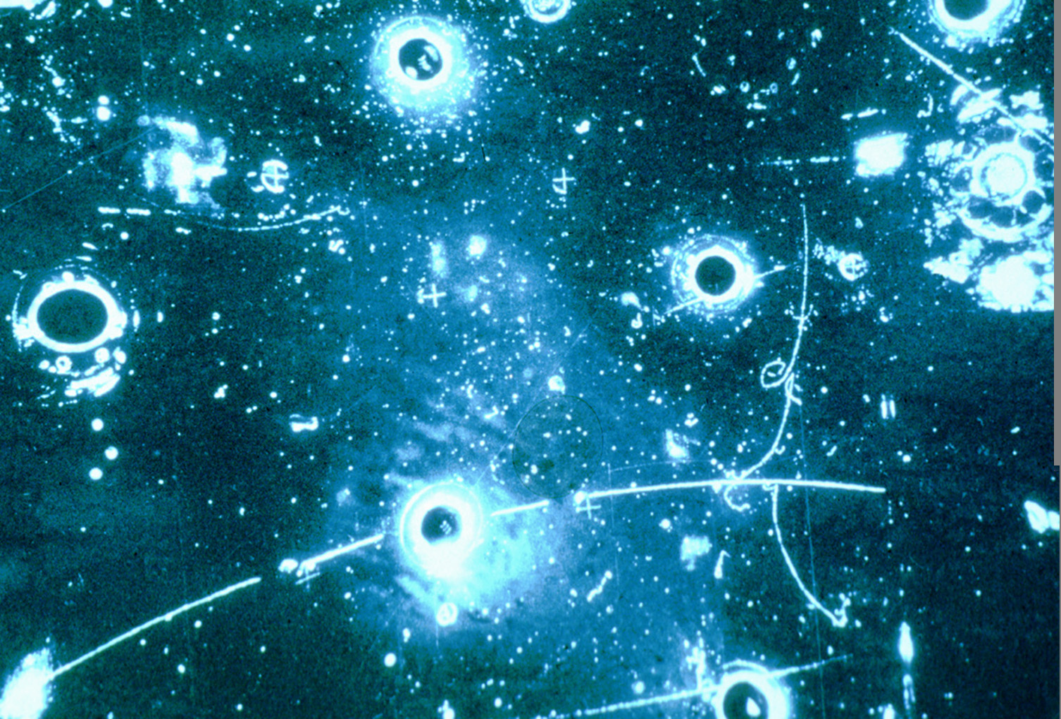 Треки частинок, які підтвердили існування нейтрального струму, а з ним і W- та Z-бозони, що стало кроком до підтвердження об’єднання електромагнітної та слабкої взаємодій у єдину електрослабку. CERN / Wikimedia Commons