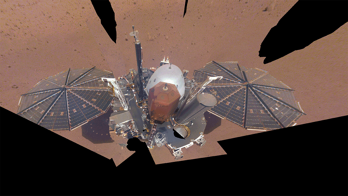 Останнє селфі InSight, яке станція зробила 24 квітня цього року – на 1 211 марсіанський день своєї місії, порівняно з її селфі невдовзі після приземлення на Марсі. NASA&amp;nbsp;