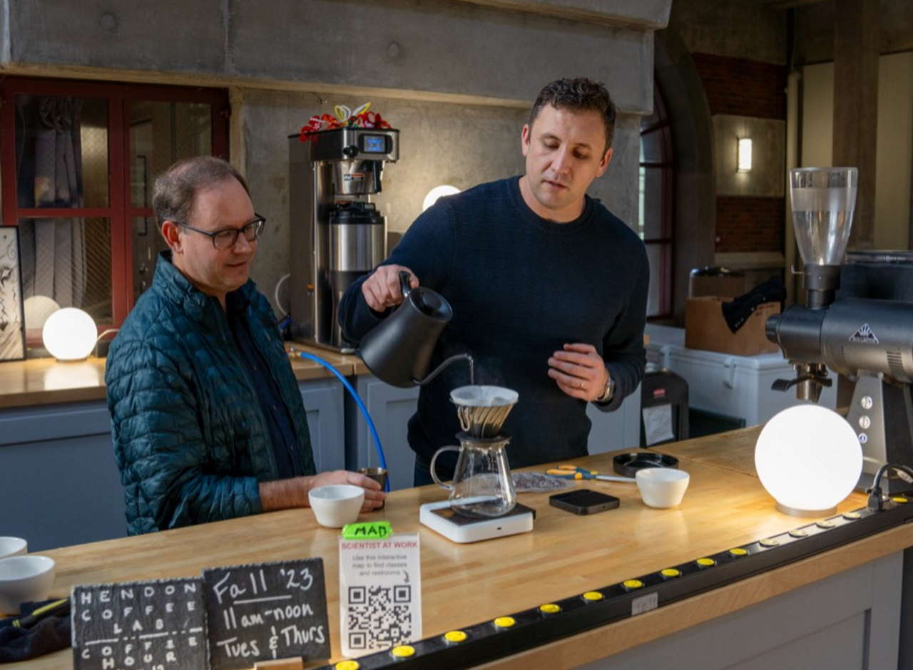 Вчені Джозеф Дюфек (Josef Dufek) і Крістофер Гендон (Christopher Hendon), які взяли участь у дослідженні, готують фільтр-каву. University of Oregon