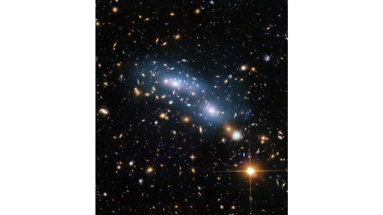 Блакитне внутрішнє світло скупчення MACS J0416. NASA, ESA, M. Montes / Hubblesite