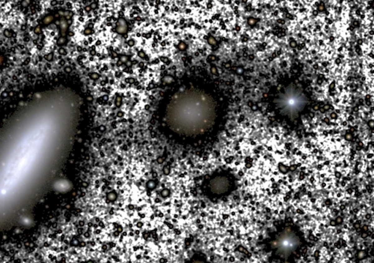 Композитний знімок, галактика NGC1052-DF4 знаходиться у центрі, а галактика NGC1035 зліва. M. Montes et al. / Astrophysical Journal