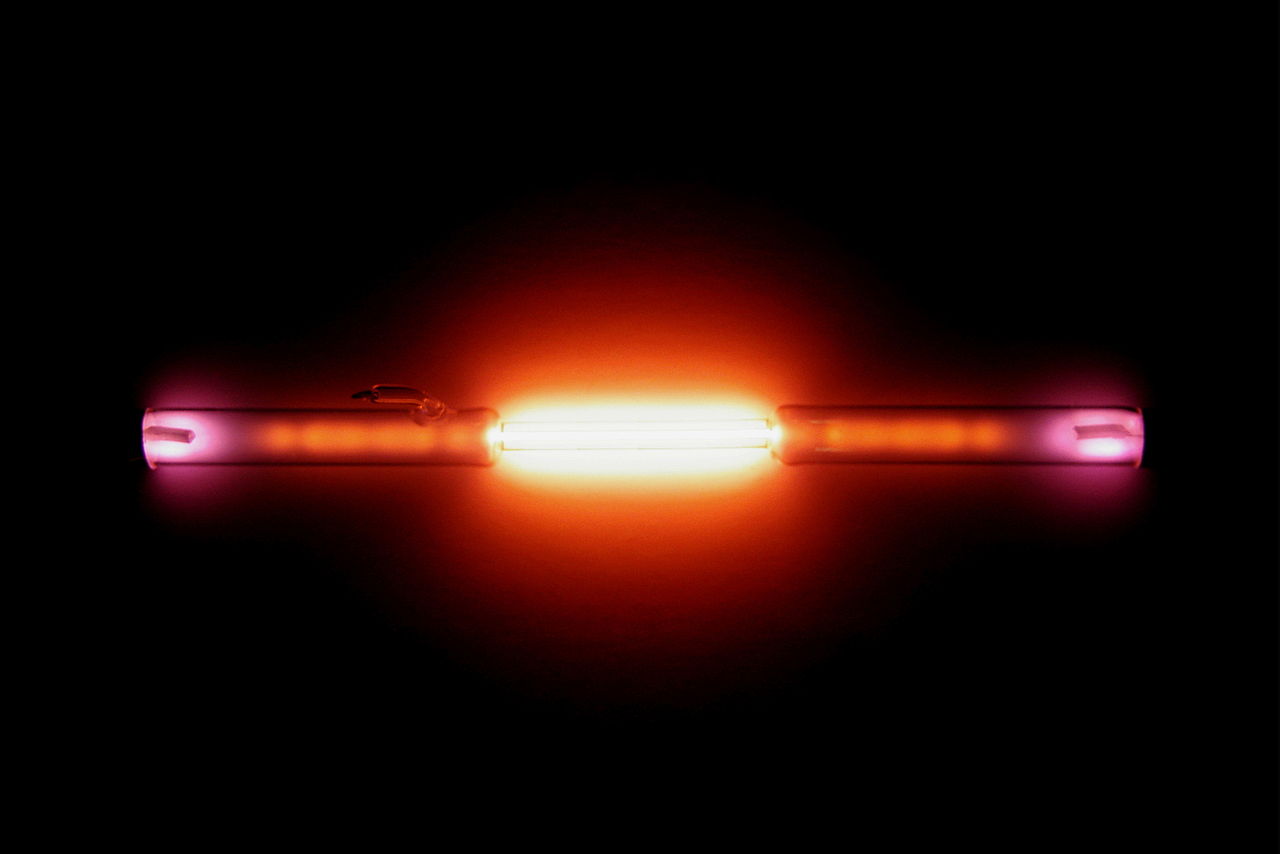 Світіння гелію під час проходження через нього електричного струму. Alchemist-hp / Wikimedia Commons