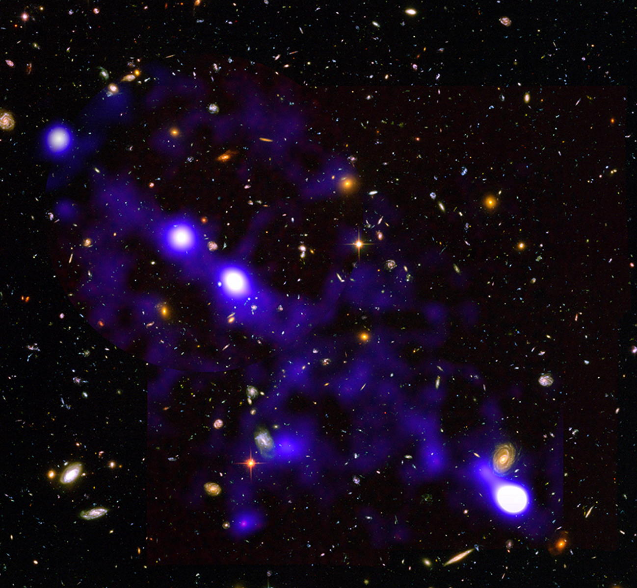 Блакитним виділено один із зафіксованих філаментів. Його зображення об’єднали із зображенням Hubble Ultra-Deep Field. Ця ділянка завдовжки 15 мільйонів світлових років розташована у сузір’ї Піч. Roland Bacon, David Mary, ESO, NASA