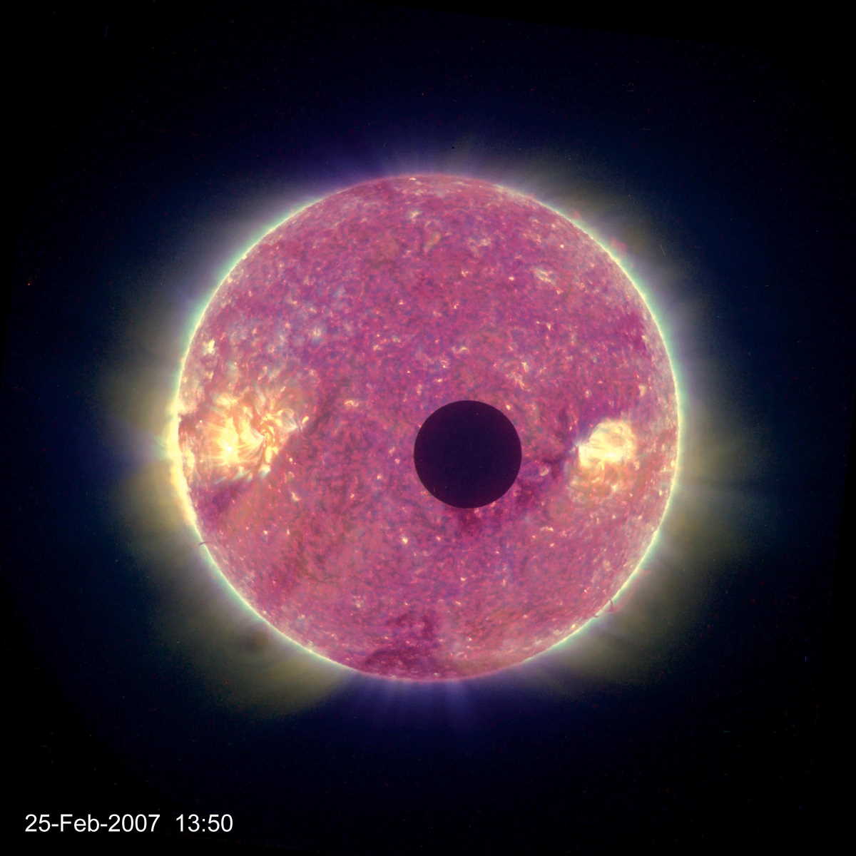 Транзит Місяця по диску Сонця. NASA