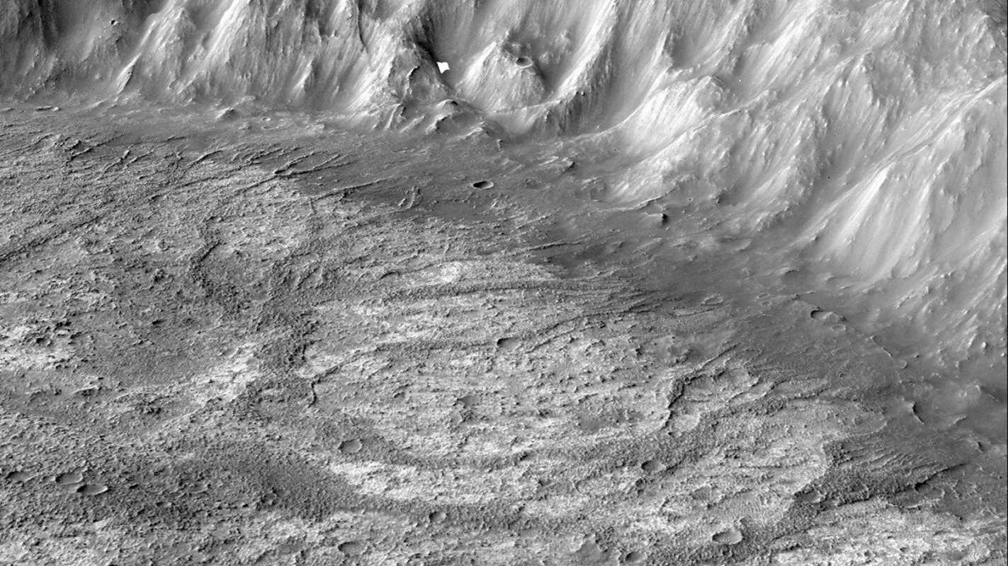 Створені стоком льодовика хребти на дні кратера. NASA