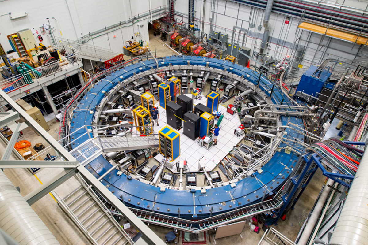 Надпровідне магнітне накопичувальне кільце діаметром близько 15 метрів експерименту Muon g-2 у Фермілабі. Reidar Hahn, Fermilab