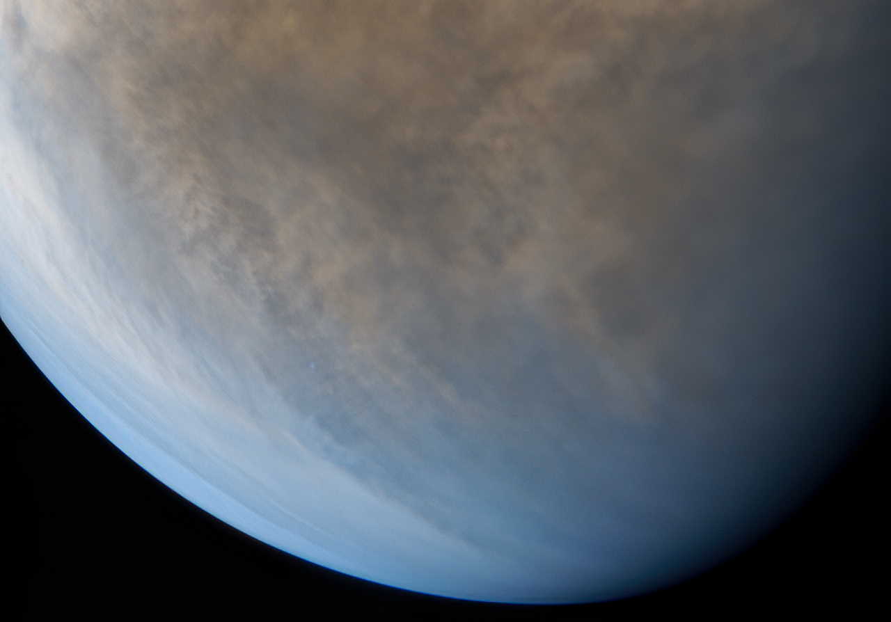 Атмосфера Венери через ультрафіолетовий фільтр в об'єктиві апарата Akatsuki 27 лютого 2017 року. Kevin M. Gill / Wikimedia Commons