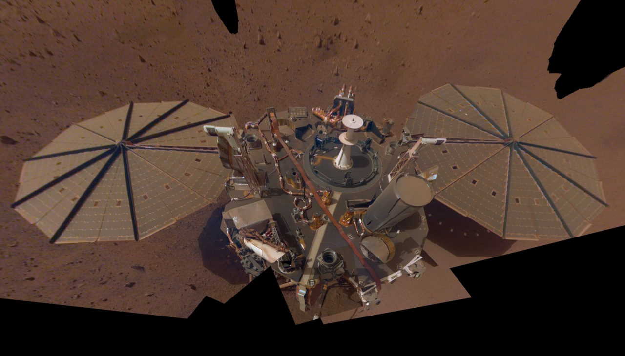 Це мозаїка, складена з 14 знімків — друге селфі апарата InSight на Марсі. NASA / JPL-Caltech