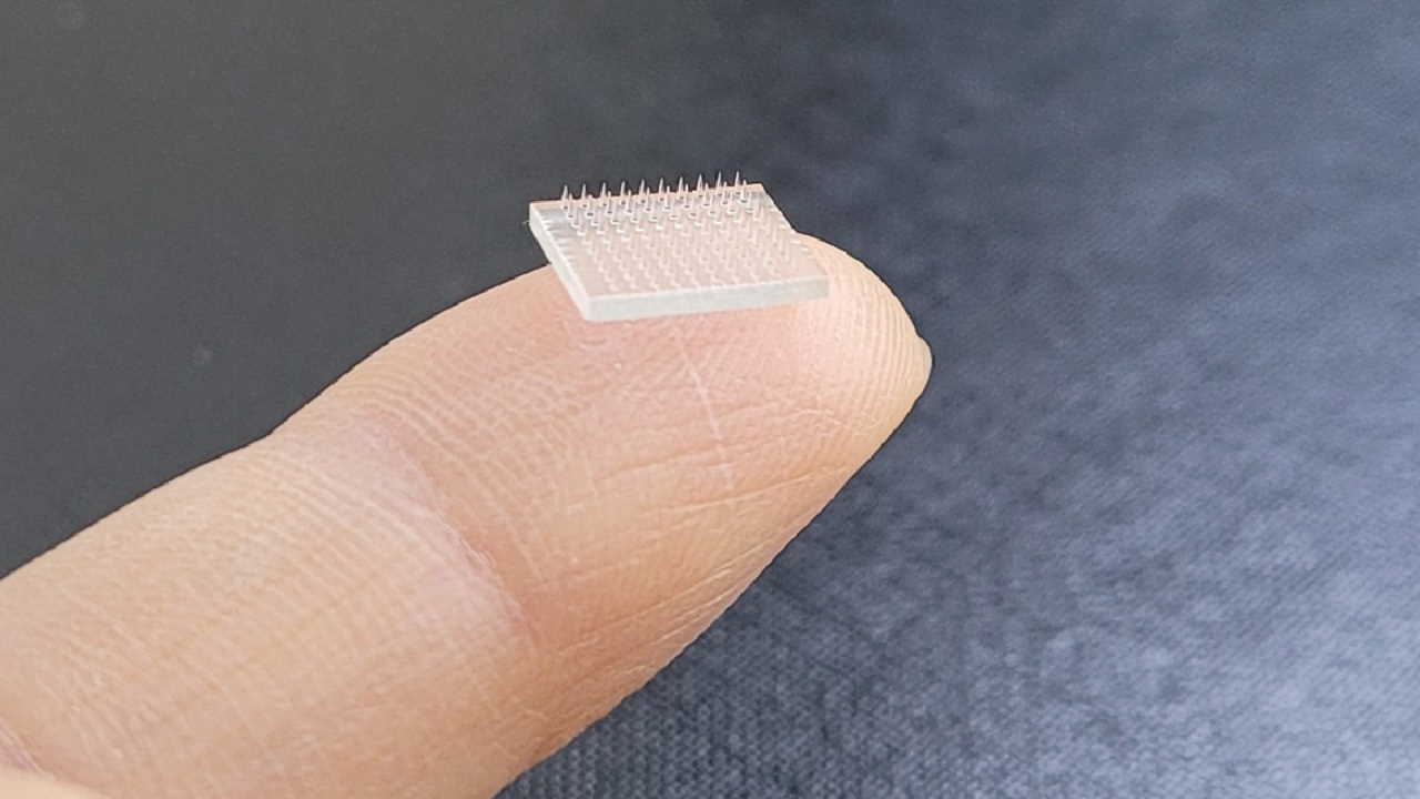 Надрукований на 3D-принтері пластир з мікроголками для доставлення вакцин. UNC-Chapel Hill