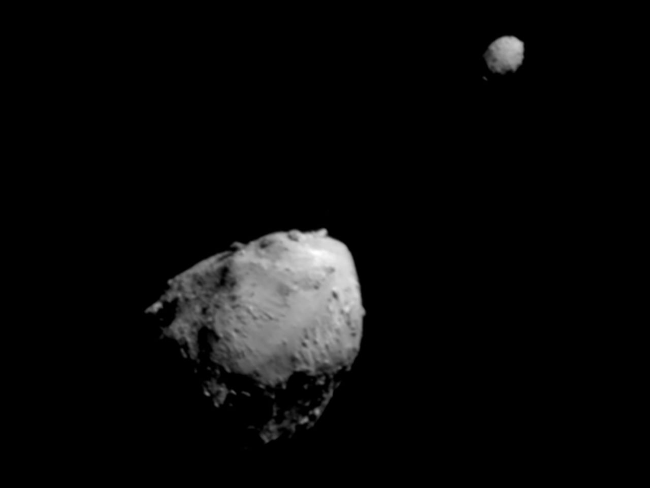 Астероїди за кілька хвилин до зіткнення DART з Діморфом. Дідим нижче, а вище — Діморф. NASA / Johns Hopkins APL