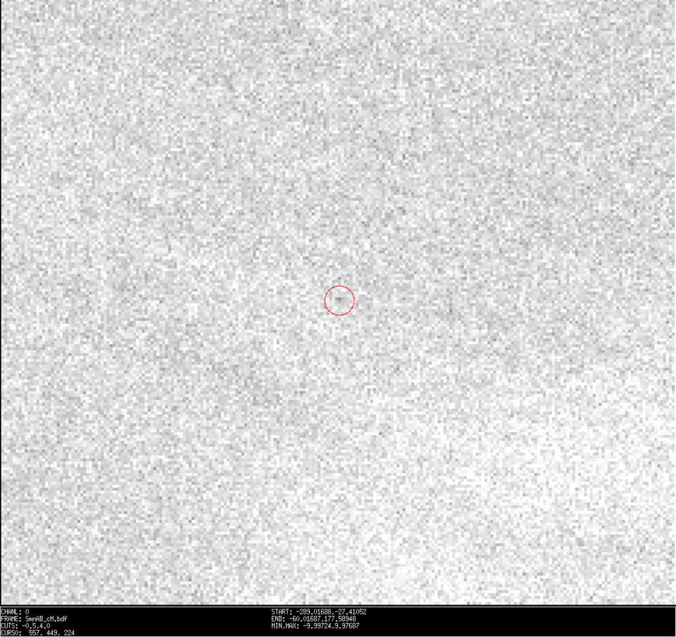 Зображення астероїда з Дуже великого телескопа.&amp;nbsp;2021 QM1 у 250 мільйонів разів більш тьмяний, ніж найтьмяніші зорі, які видно неозброєним оком. Його зоряна величина складає 27 (для порівняння, у Сонця це -27). ESA