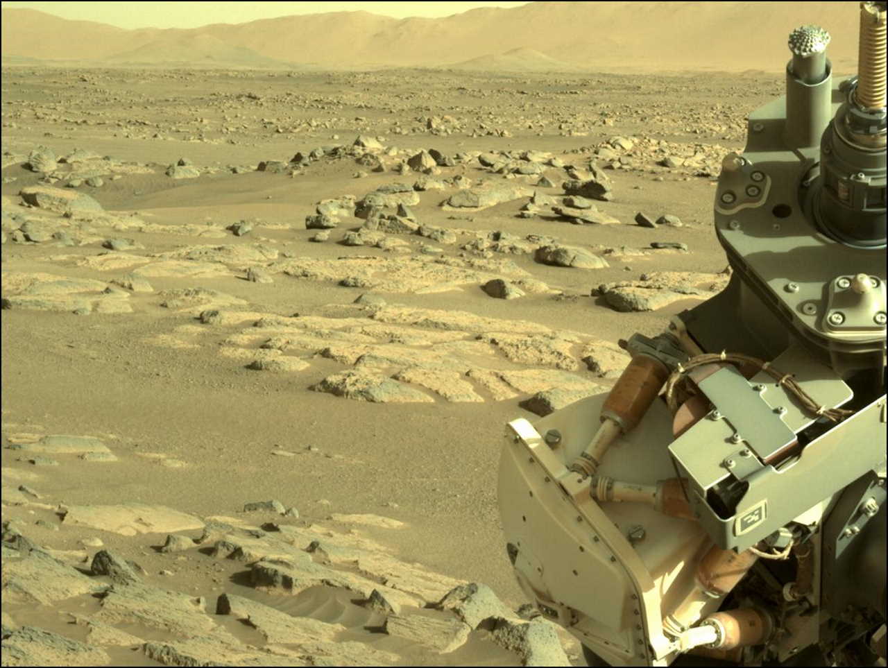 Марсохід в об'єктиві своєї лівої бортової камери 8 вересня.  NASA / JPL-Caltech