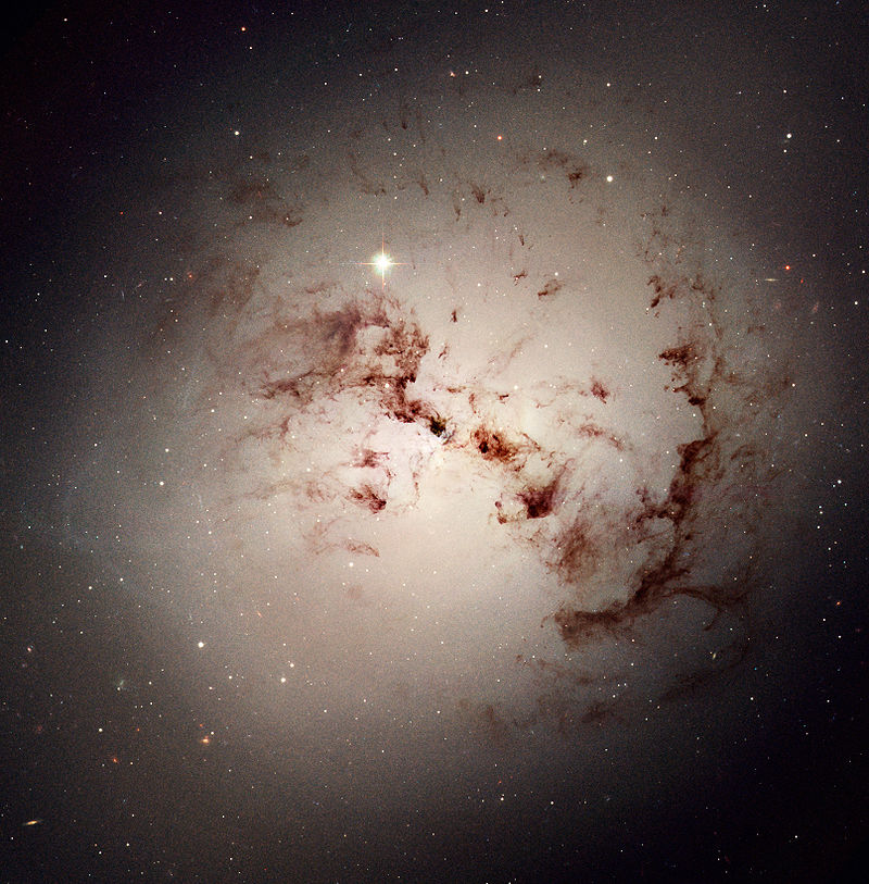 Галактика NGC 1316. NASA, ESA, The Hubble Heritage Team / Wikimedia Commons