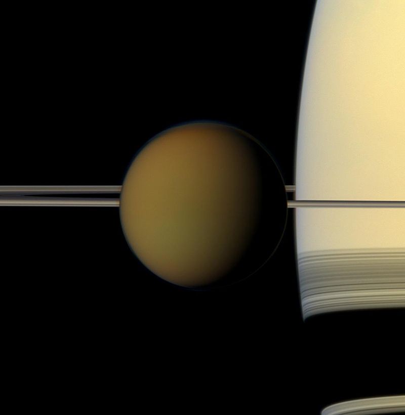 Титан перед кільцями Сатурна.&amp;nbsp;NASA/JPL-Caltech/Space Science Institute