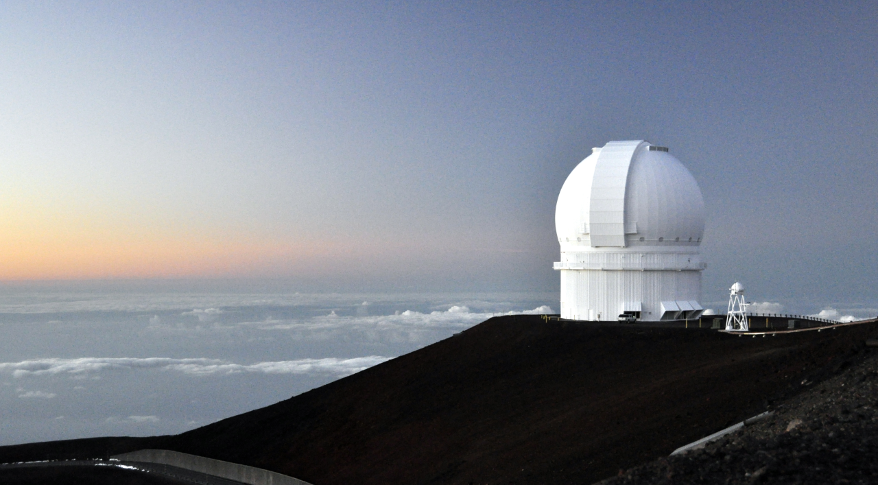 Телескоп CFHT на вершині вулкана Мауна-Кеа на острові Гаваї.&amp;nbsp;Gordon W Myers / Wikimedia Commons