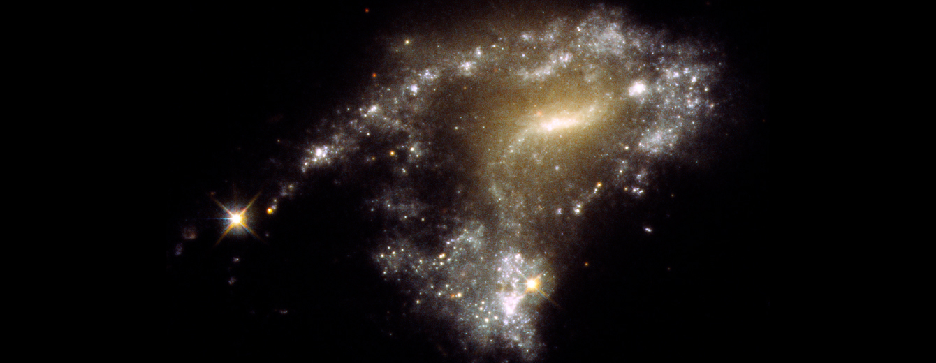 Зображення галактики&amp;nbsp;AM 1054-325 на знімку&amp;nbsp;«Габбла».&amp;nbsp;NASA, ESA, STScI, Jayanne English (University of Manitoba)