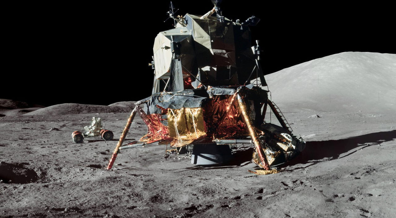 Посадковий модуль космічного корабля «Аполлон», який лишився на Місяці після відльоту астронавтів на Землю. NASA