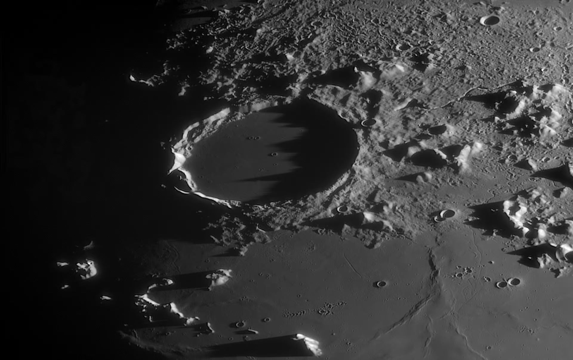 Переможець у номінації «Місяць» і гігантський кратер нашого супутника Платон. Martin Lewis
