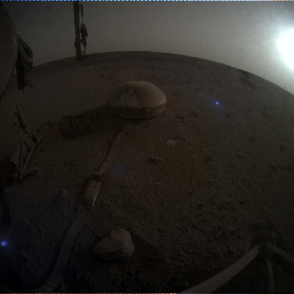 Це зображення з камери InSight за 23 червня, на 1270 сол місії. На нього потрапив і SEIS.&amp;nbsp;NASA / JPL-Caltech