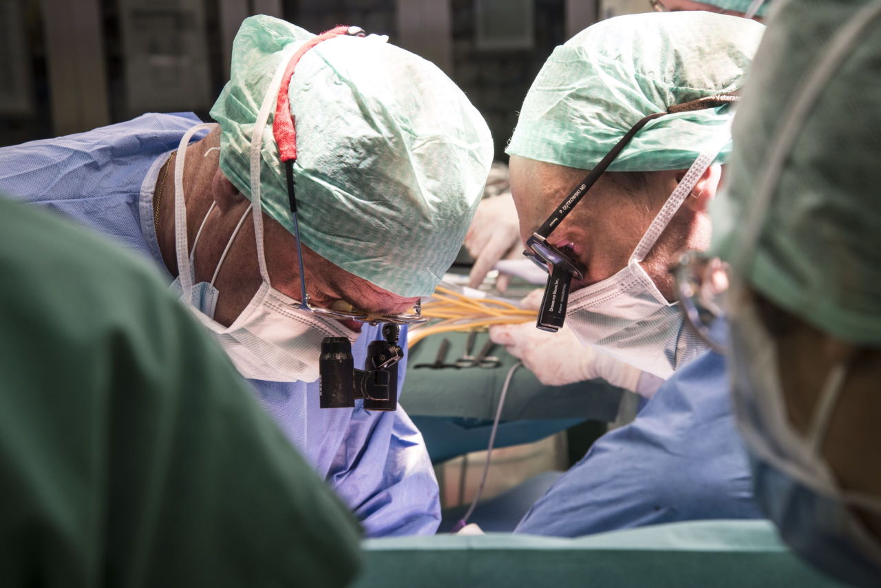 Професор П'єр-Ален Клав'єн та професор Філіп Дутковскі під час трансплантації триденної печінки пацієнтові. USZ