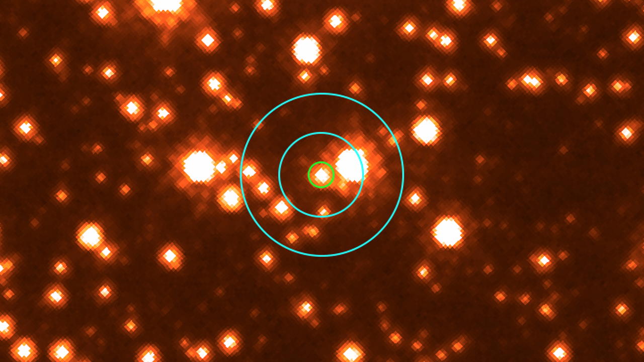 Зображення з MOA-11-191/OGLE-11-0462 у центрі, яке отримав «Габбл». Зеленим кольором обведена зірка-джерело, яка тепер повернулася до базової світності. Kailash C. Sahu et al. / arxiv.org, 2022