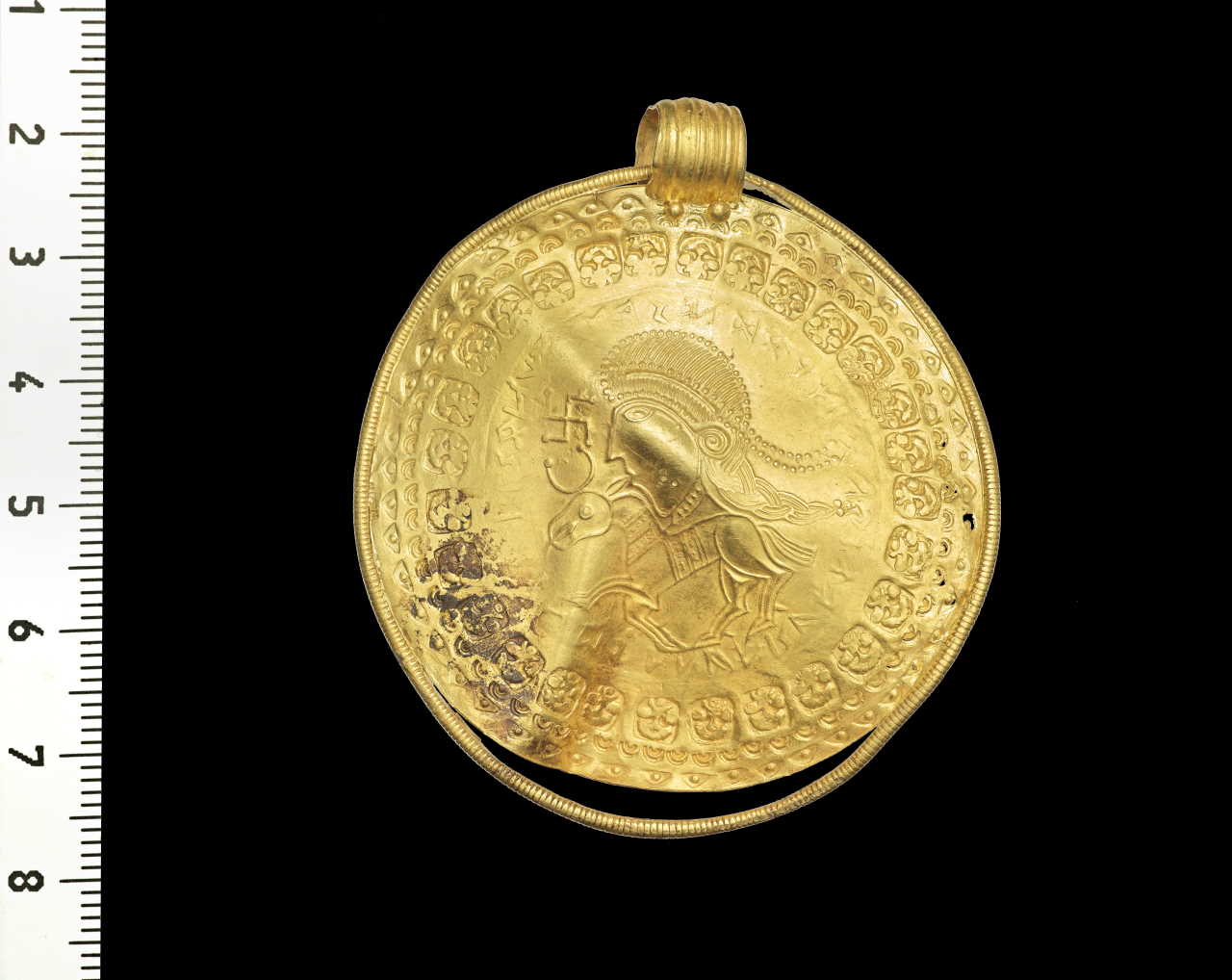 Золотий брактеат з рунами, що згадують Одіна. Arnold Mikkelsen / The National Museum of Denmark