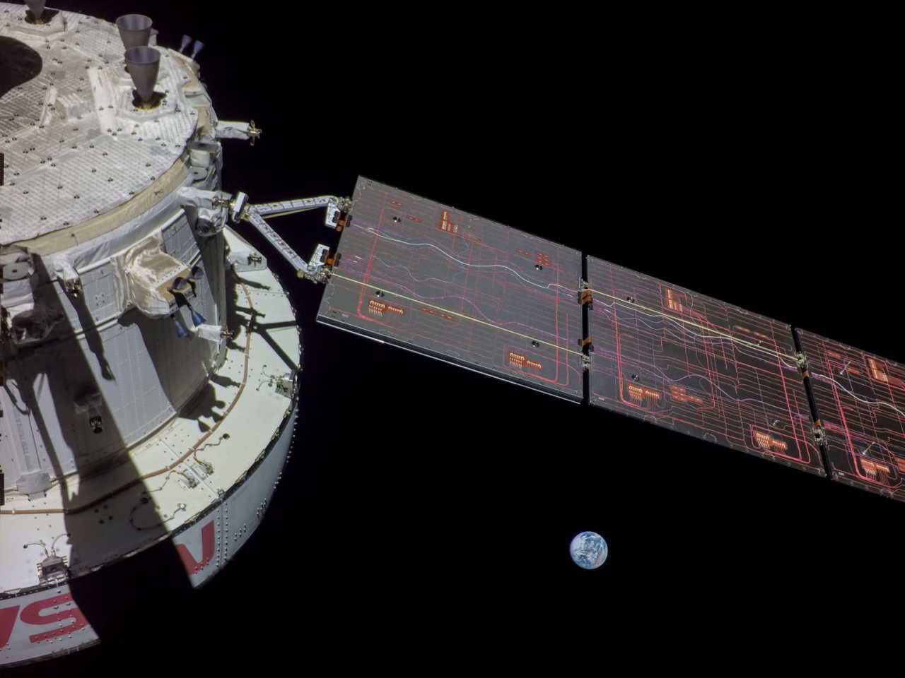 Знімок Землі, який&amp;nbsp;«Оріон» зробив на камеру на одній зі своїх сонячних панелей.&amp;nbsp; ESA