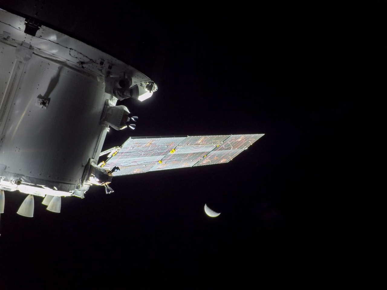 Серп Місяця, який сфотографував «Оріон» на дев'ятий день польоту. NASA