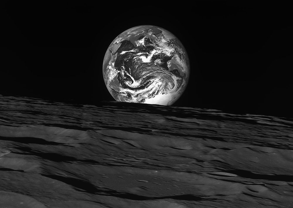 Вид з висоти 344 кілометрів над Місяцем. KARI
