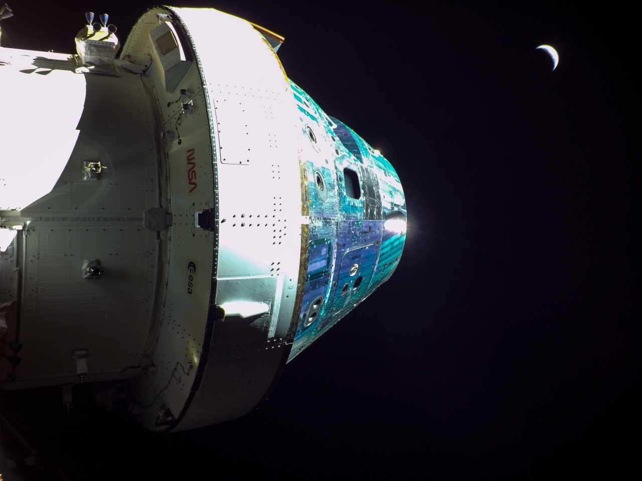 «Оріон» сфотографувався з Землею на одну з камер на своїх сонячних панелях на 19 день свого польоту. NASA