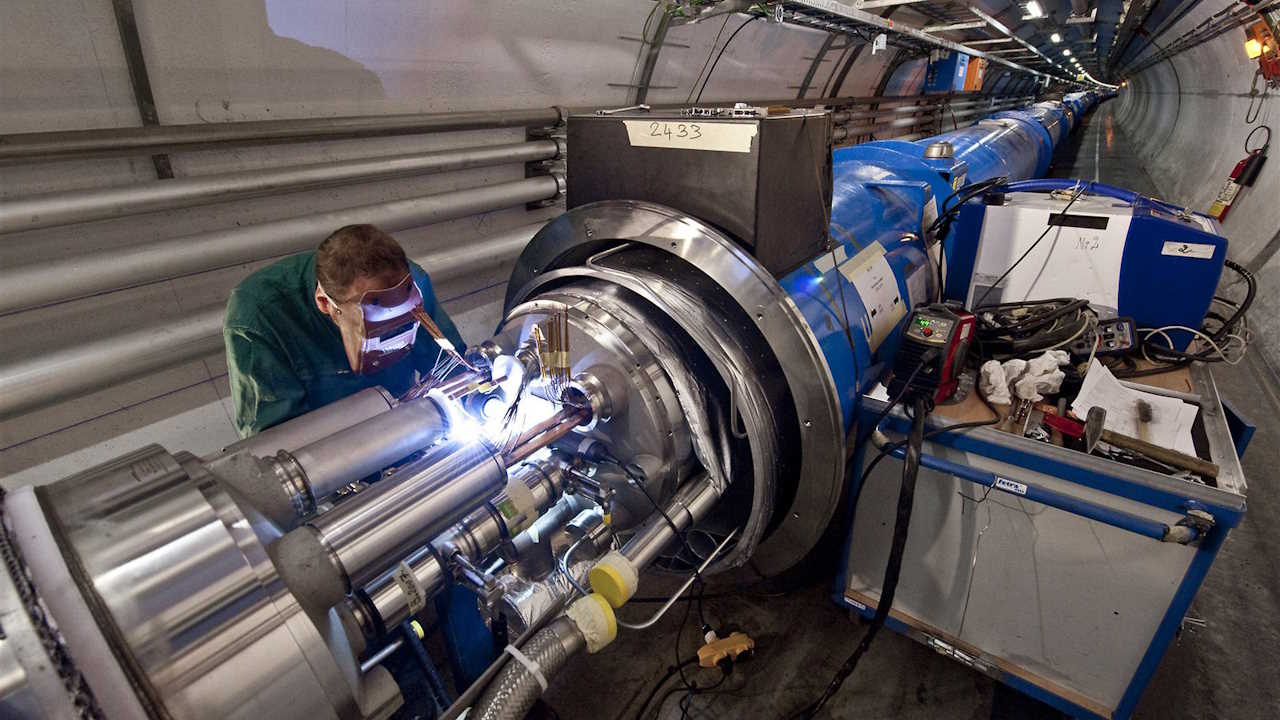Надпровідні магніти на Великому адронному колайдері. CERN
