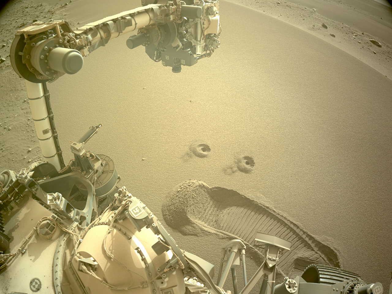 Отвори на поверхні, що лишилися від спроб ровера взяти зразки. NASA / JPL-Caltech