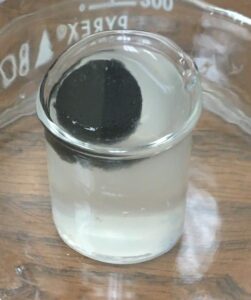 Таблетка гідрогелю у склянці забрудненої води.&amp;nbsp;The University of Texas at Austin