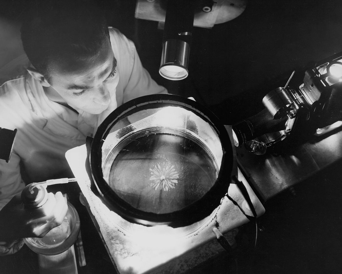 Фізик NASA вивчає альфа-промені у перенасиченій парі з туманної камери, де альфа-частинки з’являються у результаті розпаду полонію, 1957 рік. NASA/GRC/Bill Bowles