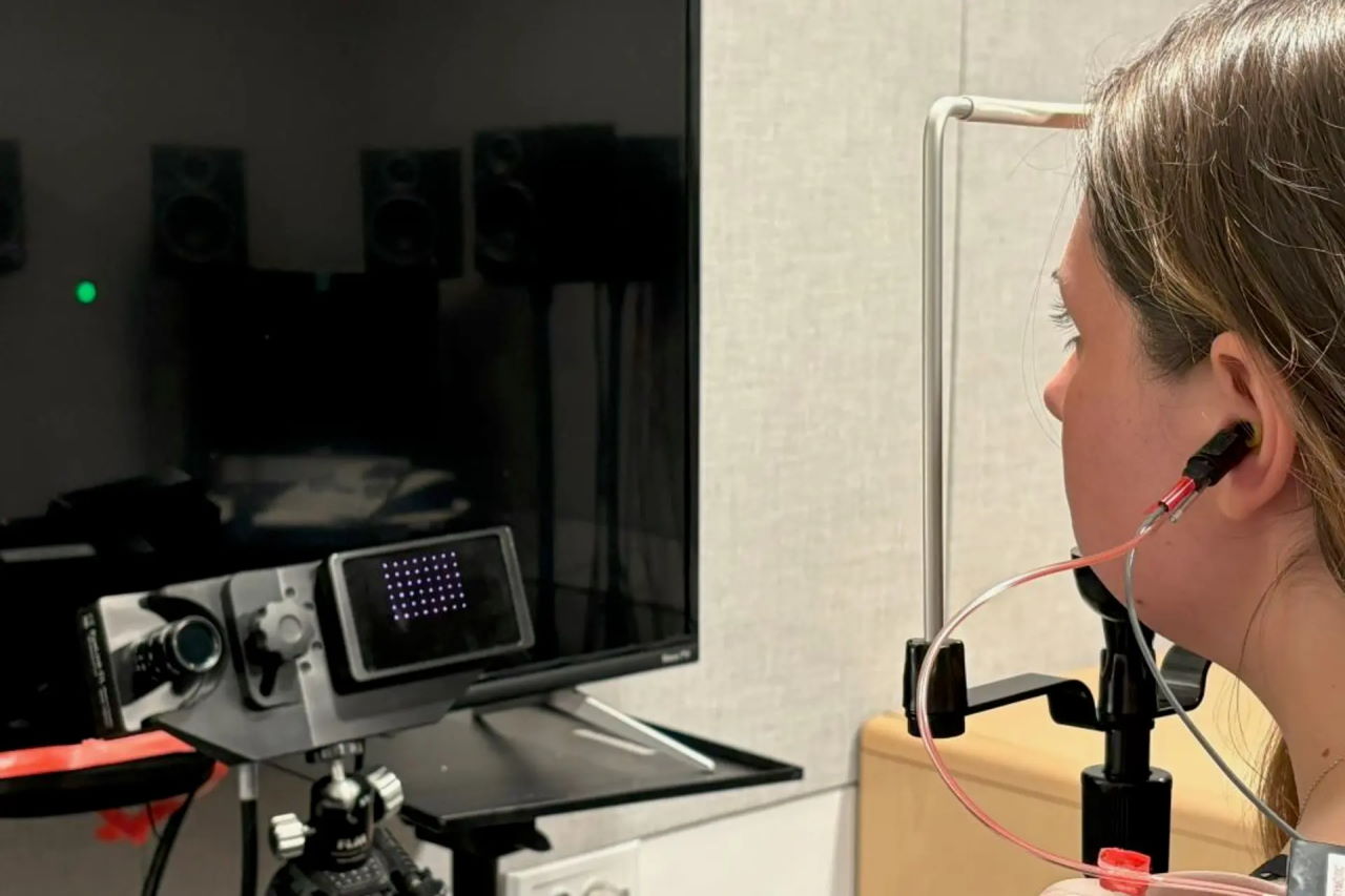 Одна з учасниць експерименту із мікрофоном у вусі.&amp;nbsp;Duke University