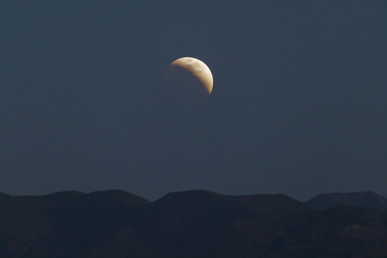 Схід Місяця 15 травня у Лос-Анджелесі.&amp;nbsp;Kevin Gill / Wikimedia Commons