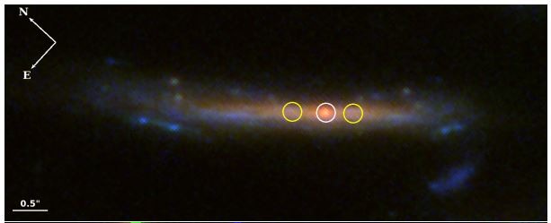 Кольорове зображення, яке у червоних, зелених і синіх кольорах відображає три використаних фільтра «Джеймса Вебба» при спостереженнях. Білим колом обведено «Койджур».&amp;nbsp; А поруч з нею ще два джерела, які знаходяться на відстані 10-15 парсеків від зірки. Jose M. Diego et al. / arxiv, 2022