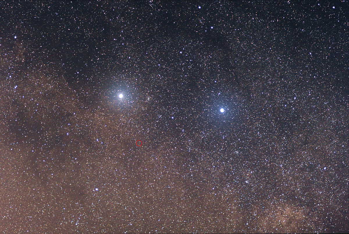 Проксима Центавра відмічена червоним колом, дві яскраві зірки є Альфою та Бетою Центавра. Skatebiker / Wikimedia Commons