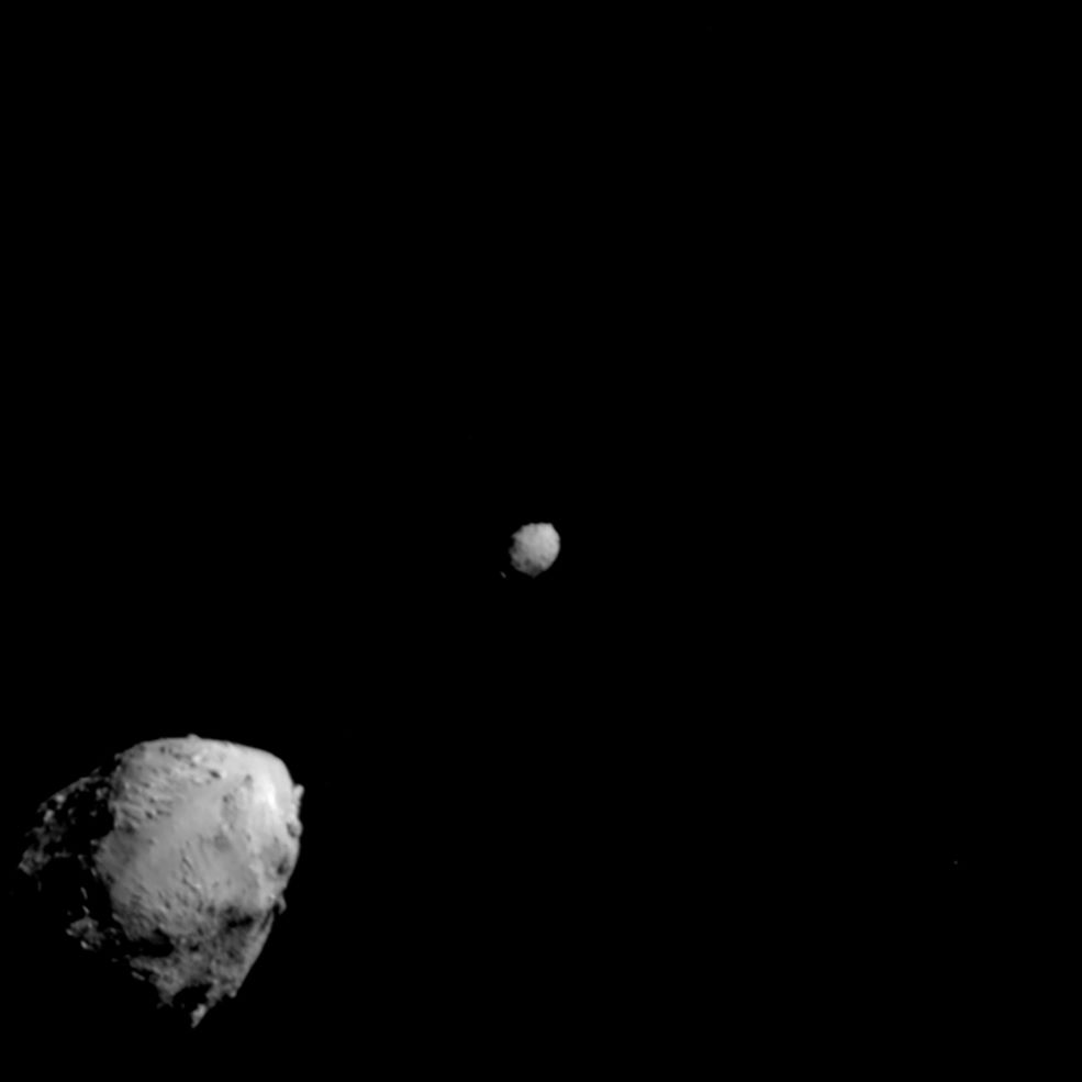 Знизу зліва зображено Дідим, якого сфотографував зонд DART за 2,5 хвилини до зіткнення з астероїдом Діморф. NASA
