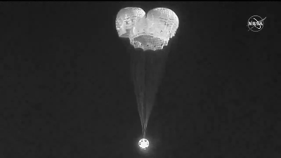 Starliner розкриває свої головні парашути. NASA