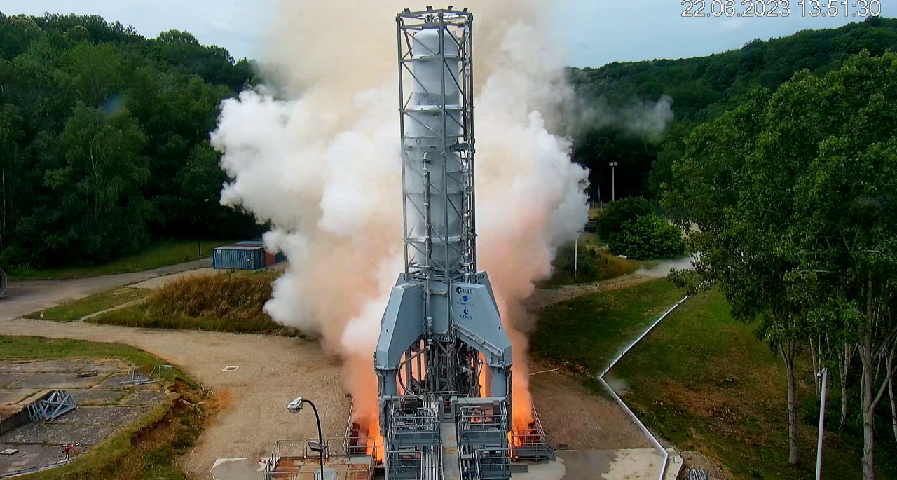 Вогневі випробування двигуна з прототипом&amp;nbsp;першого ступеня багаторазової ракети «Феміда» на випробувальному майданчику у Німеччині.&amp;nbsp;ArianeGroup
