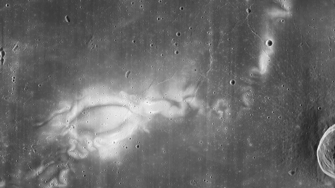 Область Гамма Райнера, яка відрізняється яскравістю на тлі навколишніх порід, імовірно, утворена внаслідок ударів по поверхні Місяця. KARI