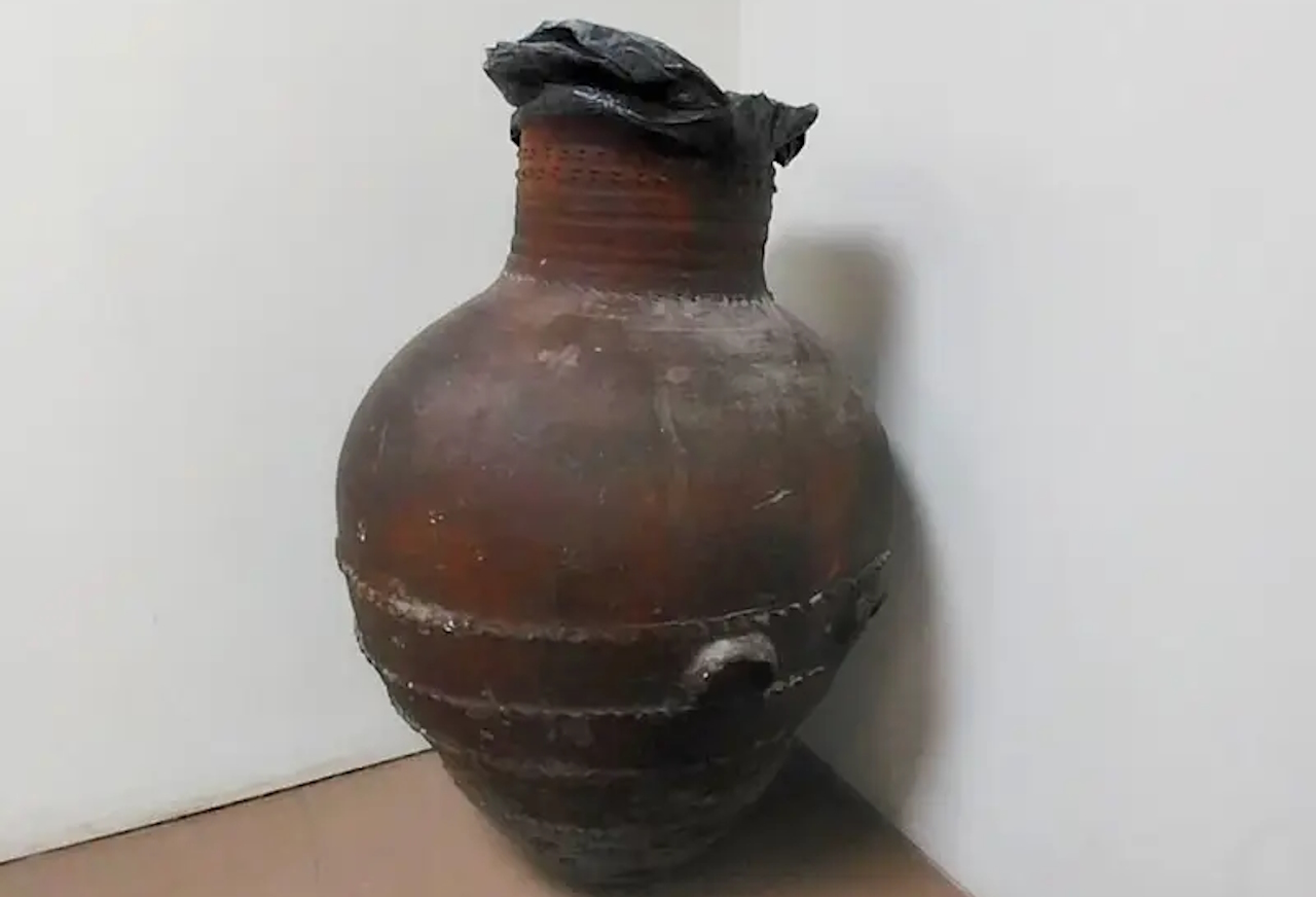 Стародавній глиняний горщик, перетворений на смітник.&amp;nbsp;Etemad