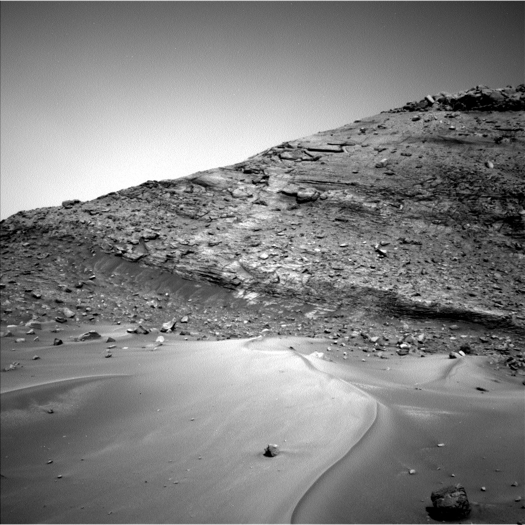 Зображення з лівої навігаційної камери марсохода, яке він отримав на свій 3556 сол або 7 серпня за земним календарем. NASA / JPL-Caltech