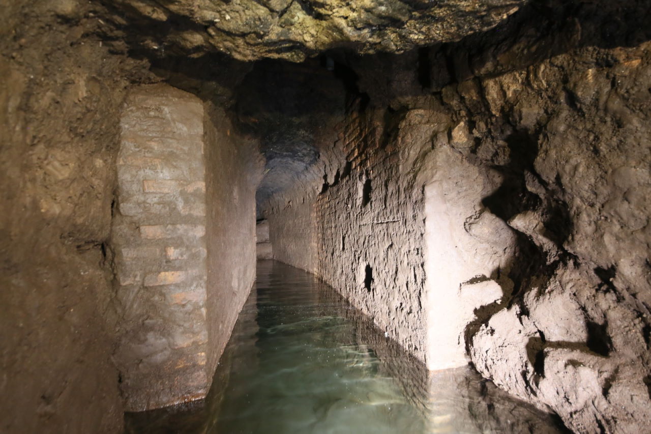 Частина древньої системи каналізації під Колізеєм.&amp;nbsp;Parco archeologico del Colosseo