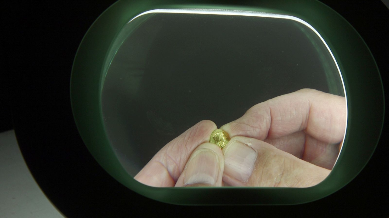 Портрет цариці Береніки II під збільшувальним склом. Eliyahu Yanai, City of David