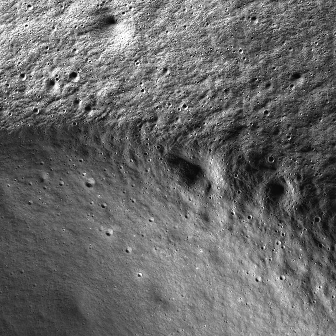 Отриманий&amp;nbsp;ShadowCam знімок з кратера.&amp;nbsp;NASA/KARI/Arizona State University